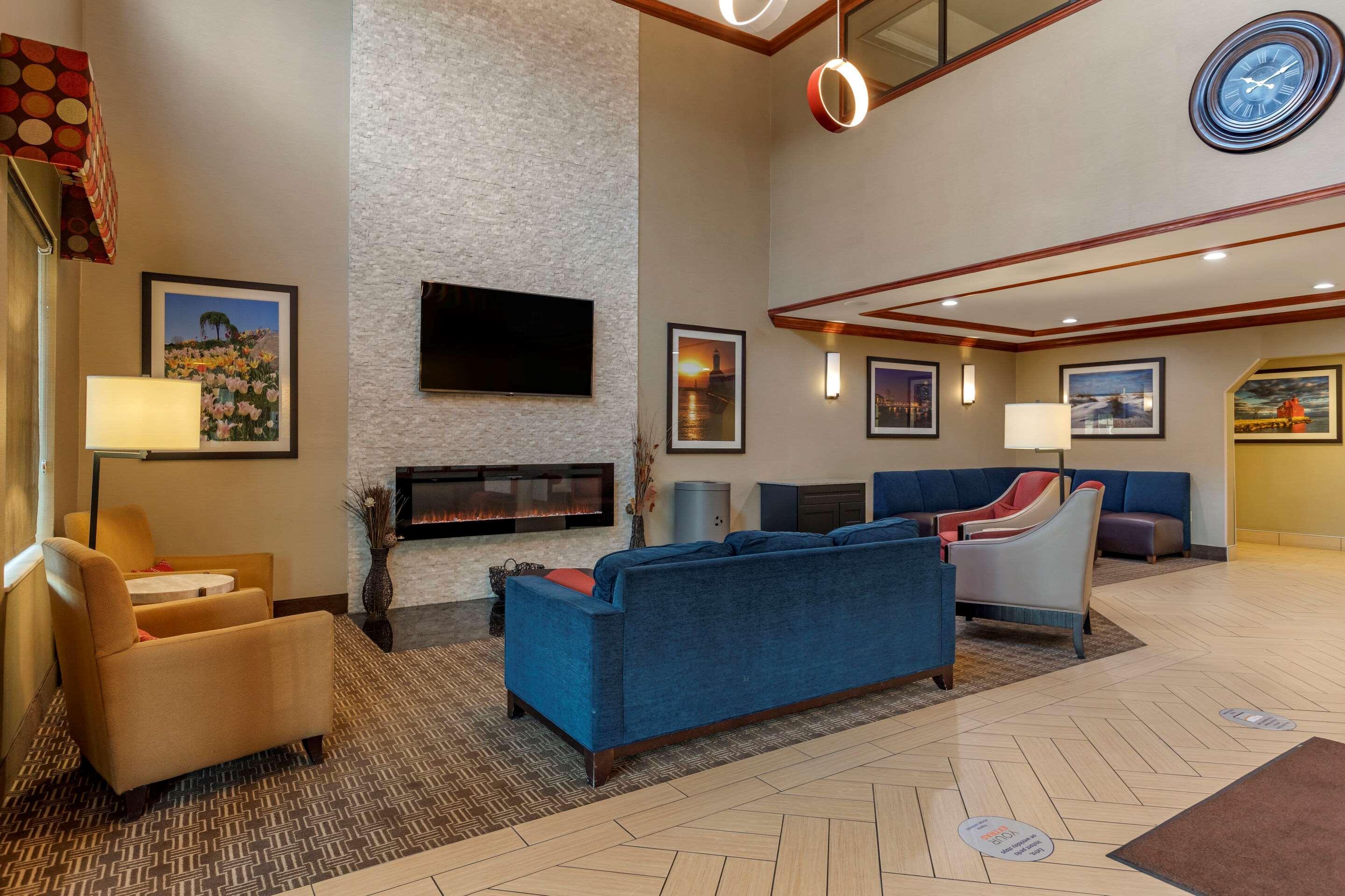 Comfort Suites Grand Rapids South Kentwood Exterior photo
